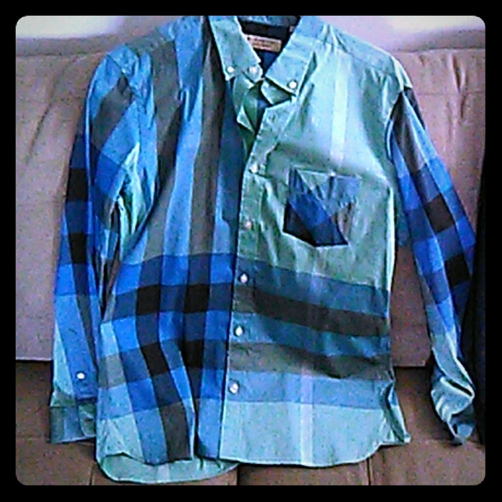 Burberry button collar